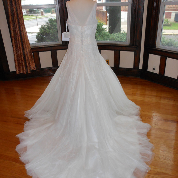 Pronovias Wedding Dress Oly - Picture 6 of 8